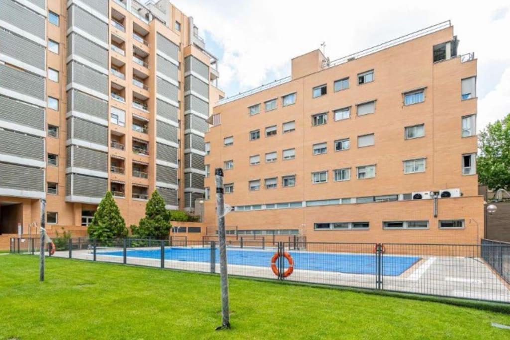 Impresionante Apartamento De 4 Dormitorios 3 Banos Y 2 Plazas De Garaje Madrid Exterior photo