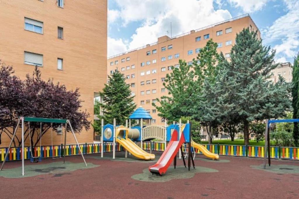 Impresionante Apartamento De 4 Dormitorios 3 Banos Y 2 Plazas De Garaje Madrid Exterior photo