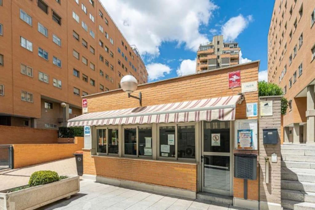 Impresionante Apartamento De 4 Dormitorios 3 Banos Y 2 Plazas De Garaje Madrid Exterior photo