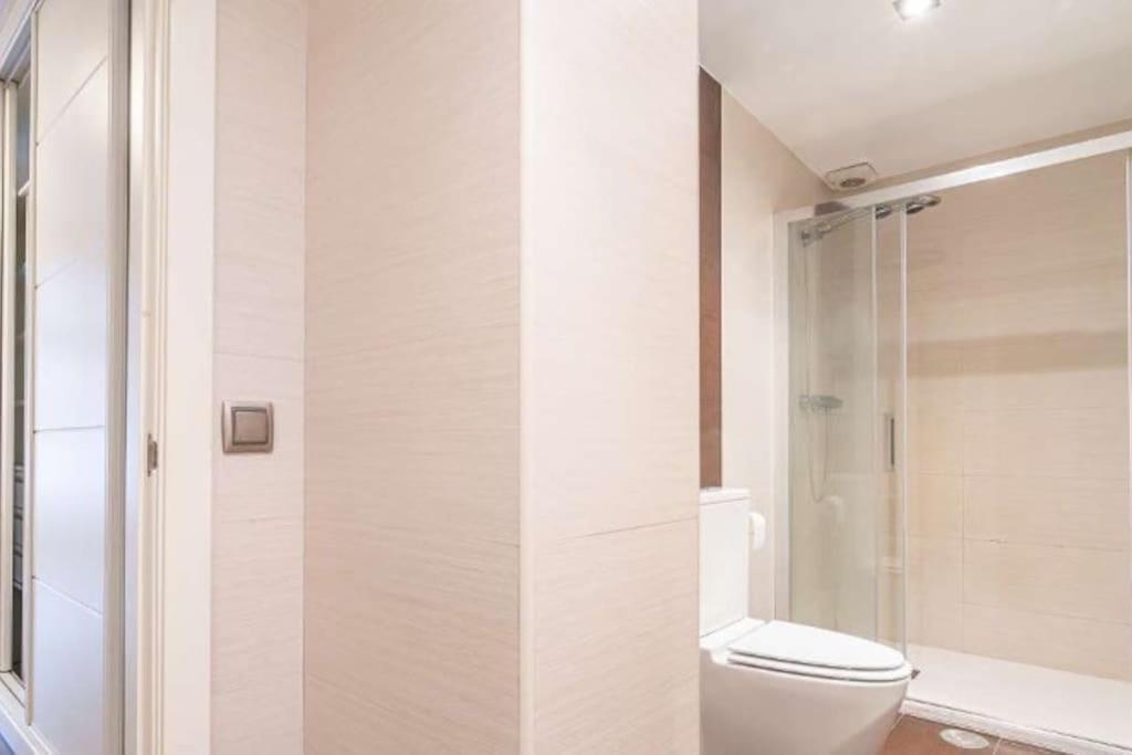 Impresionante Apartamento De 4 Dormitorios 3 Banos Y 2 Plazas De Garaje Madrid Exterior photo